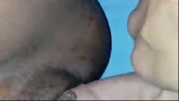 Esfregando a piroca na bucetinha da preta